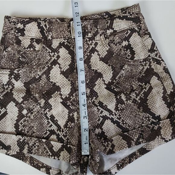 H&M high waist snakeskin pattern shorts 4 - Picture 9 of 11